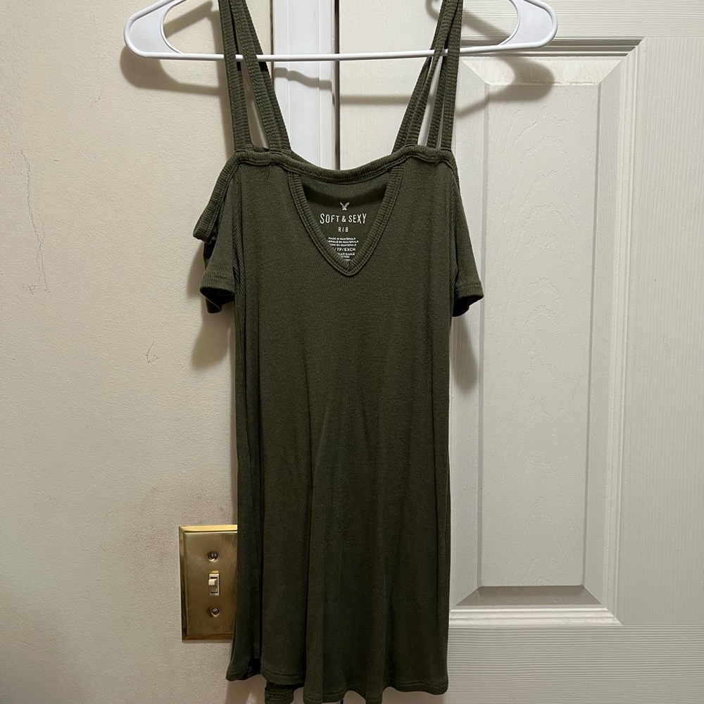 American eagle soft and sexy cold shoulder top. XS